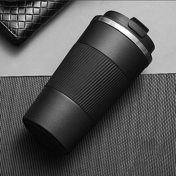 Stainless steel tumbler with double walled insulation, leak-proof lid in black color.