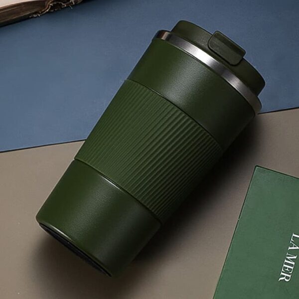 Trendy tumbler with a modern design, enjoy your beverages in style in green color.